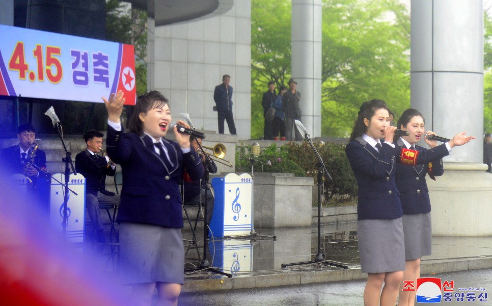 全国人民隆重庆祝民族最大的喜庆节日——４月１５日