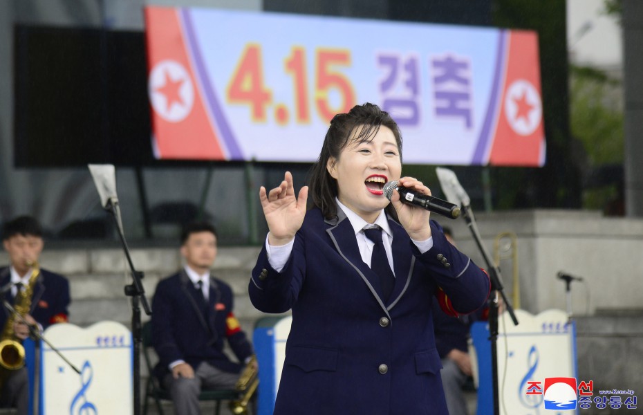 全国人民隆重庆祝民族最大的喜庆节日——４月１５日