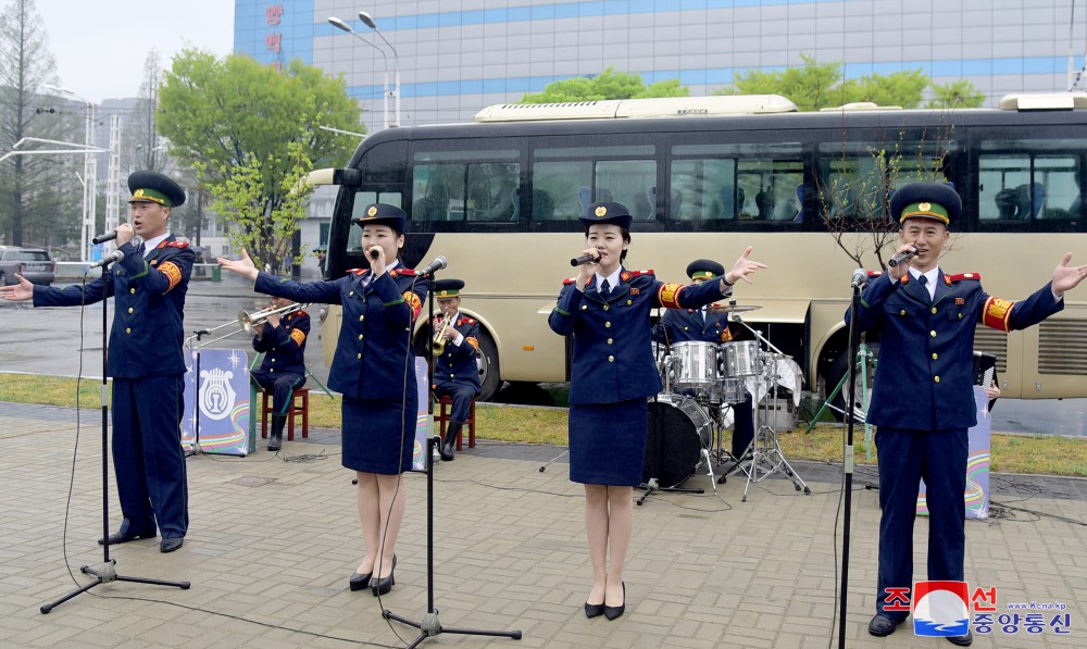 全国人民隆重庆祝民族最大的喜庆节日——４月１５日
