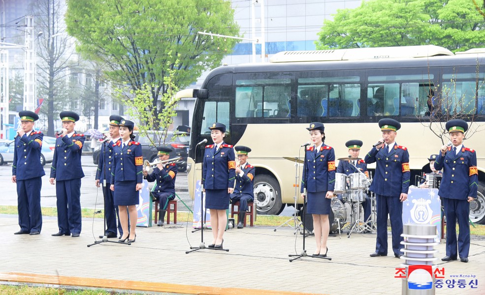 全国人民隆重庆祝民族最大的喜庆节日——４月１５日