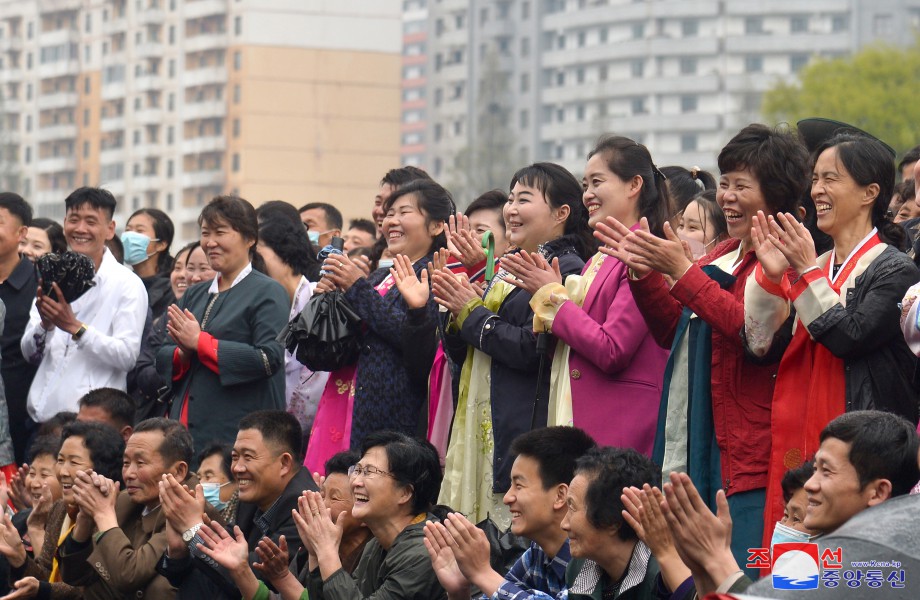 全国人民隆重庆祝民族最大的喜庆节日——４月１５日