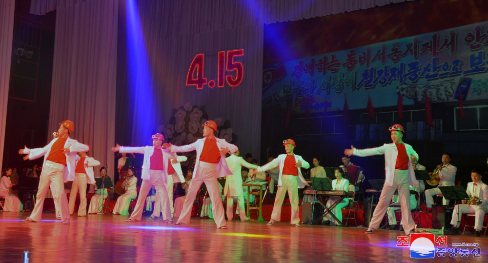 全国人民隆重庆祝民族最大的喜庆节日——４月１５日
