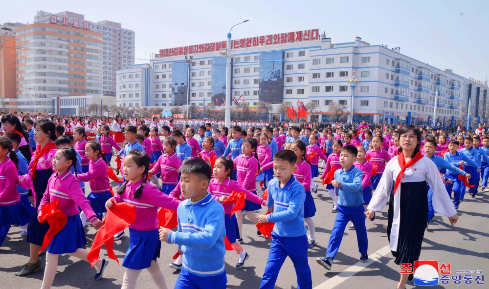 全国人民隆重庆祝民族最大的喜庆节日——４月１５日