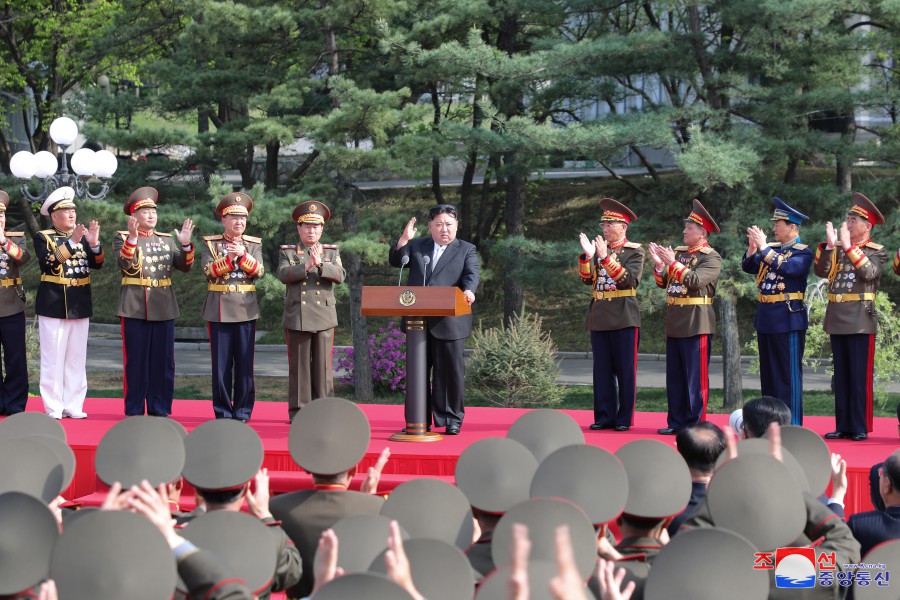 경애하는 김정은동지께서 뜻깊은 4.25명절에 즈음하여 김일성군사종합대학을 축하방문하시였다