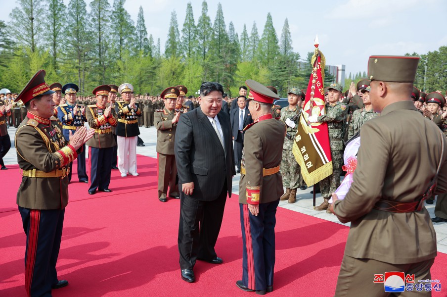 경애하는 김정은동지께서 뜻깊은 4.25명절에 즈음하여 김일성군사종합대학을 축하방문하시였다