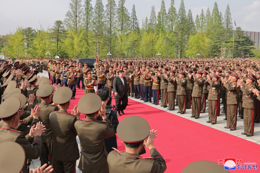 경애하는 김정은동지께서 뜻깊은 4.25명절에 즈음하여 김일성군사종합대학을 축하방문하시였다