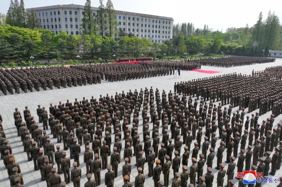 경애하는 김정은동지께서 뜻깊은 4.25명절에 즈음하여 김일성군사종합대학을 축하방문하시였다