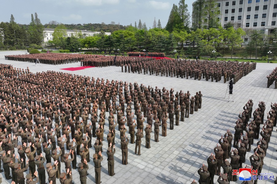 경애하는 김정은동지께서 뜻깊은 4.25명절에 즈음하여 김일성군사종합대학을 축하방문하시였다