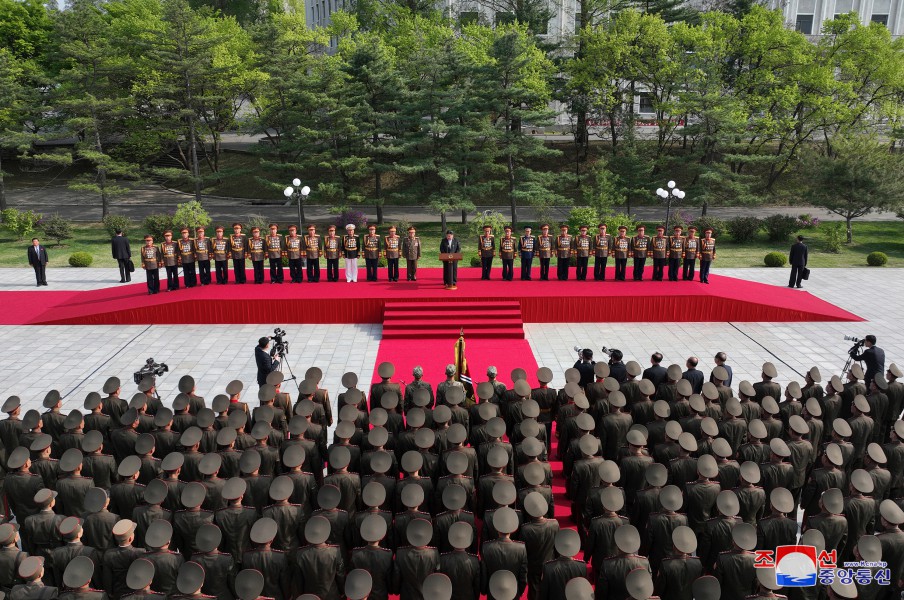 경애하는 김정은동지께서 뜻깊은 4.25명절에 즈음하여 김일성군사종합대학을 축하방문하시였다