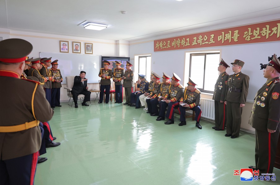 경애하는 김정은동지께서 뜻깊은 4.25명절에 즈음하여 김일성군사종합대학을 축하방문하시였다