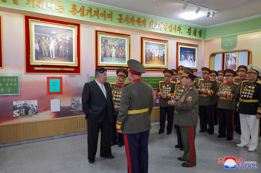 경애하는 김정은동지께서 뜻깊은 4.25명절에 즈음하여 김일성군사종합대학을 축하방문하시였다