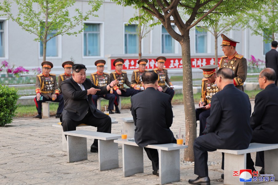 경애하는 김정은동지께서 뜻깊은 4.25명절에 즈음하여 김일성군사종합대학을 축하방문하시였다