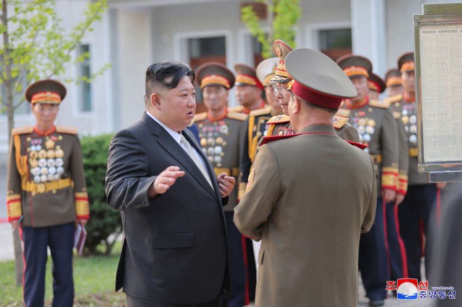 경애하는 김정은동지께서 뜻깊은 4.25명절에 즈음하여 김일성군사종합대학을 축하방문하시였다