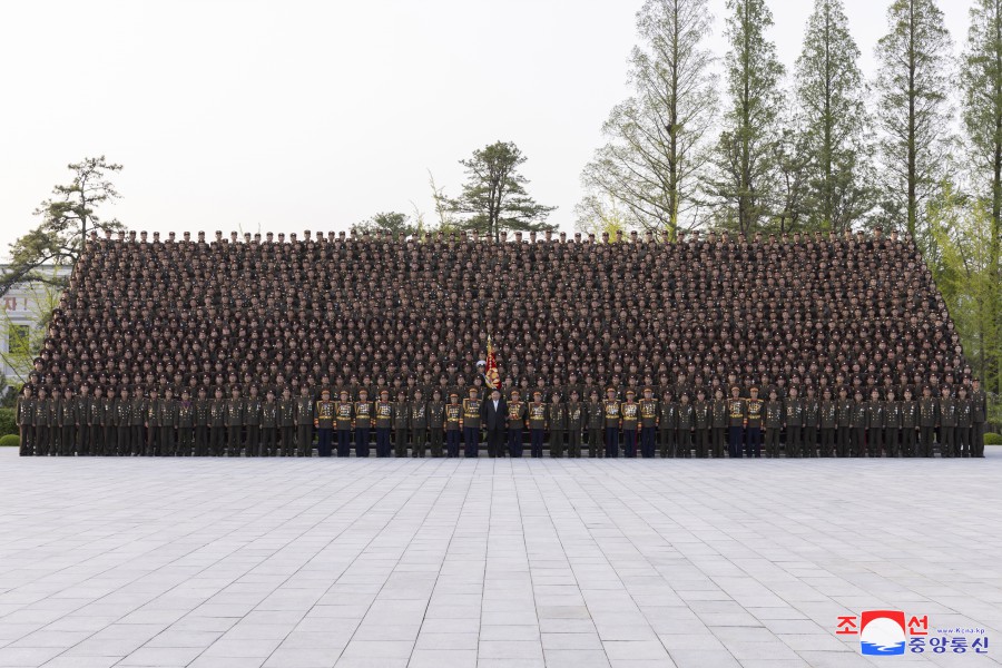 경애하는 김정은동지께서 뜻깊은 4.25명절에 즈음하여 김일성군사종합대학을 축하방문하시였다