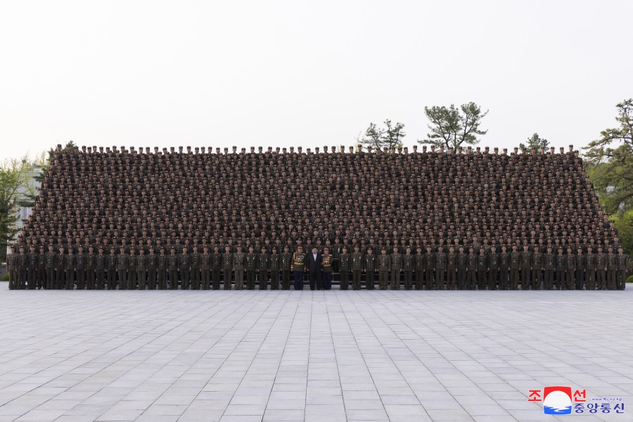 경애하는 김정은동지께서 뜻깊은 4.25명절에 즈음하여 김일성군사종합대학을 축하방문하시였다