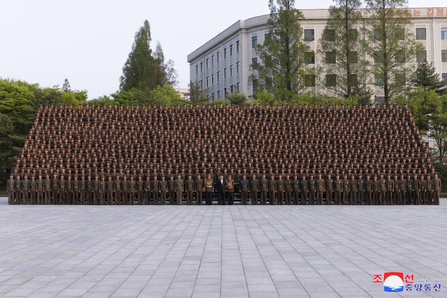 경애하는 김정은동지께서 뜻깊은 4.25명절에 즈음하여 김일성군사종합대학을 축하방문하시였다