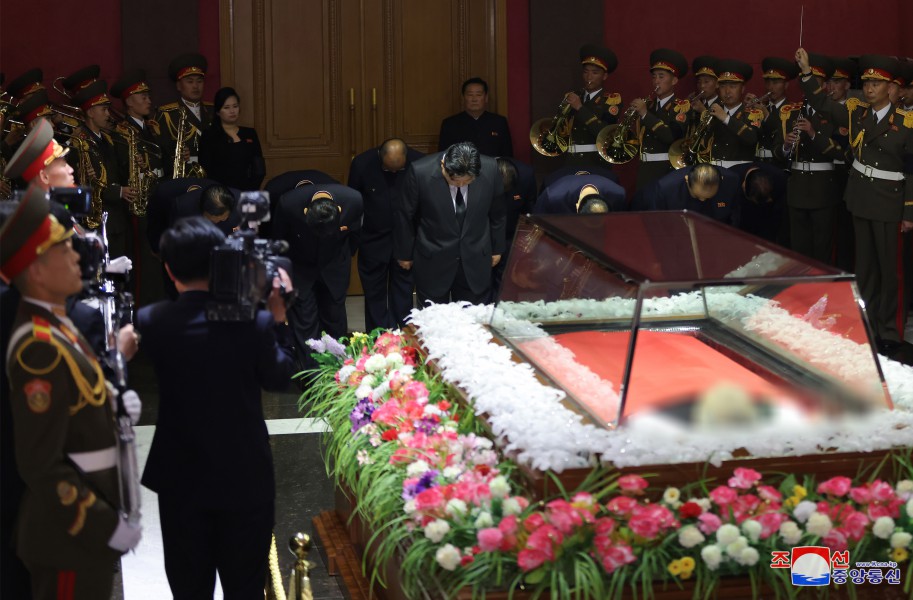 경애하는 김정은동지께서 고 김기남동지의 령구를 찾으시여 깊은 애도의 뜻을 표시하시였다