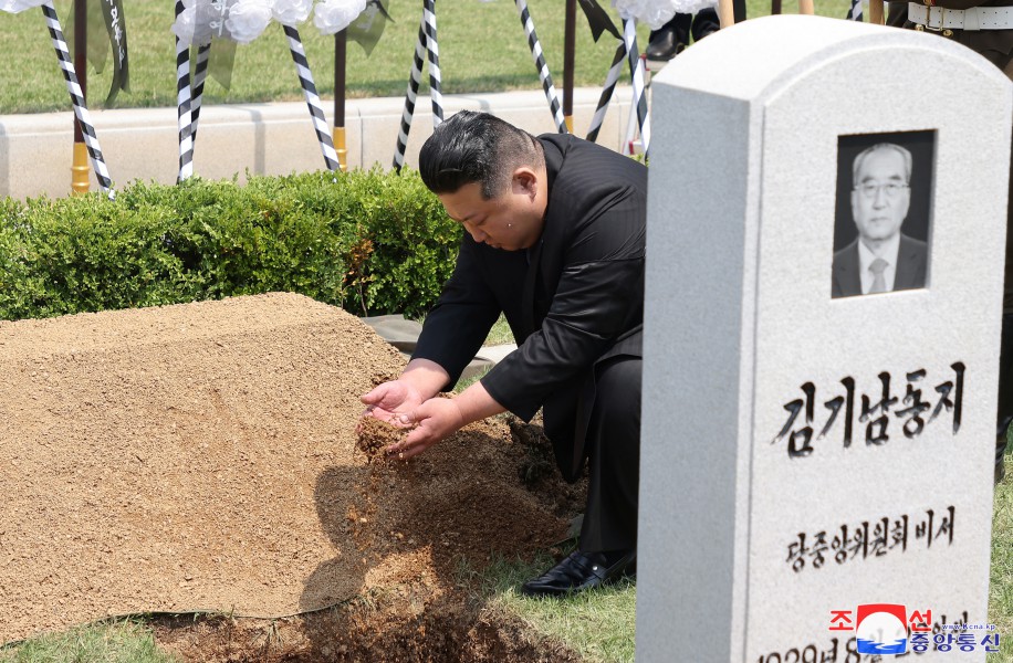 고 김기남동지의 장의식 엄숙히 거행