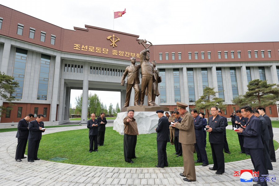 경애하는 김정은동지께서 완공된 조선로동당 중앙간부학교를 현지지도하시였다
