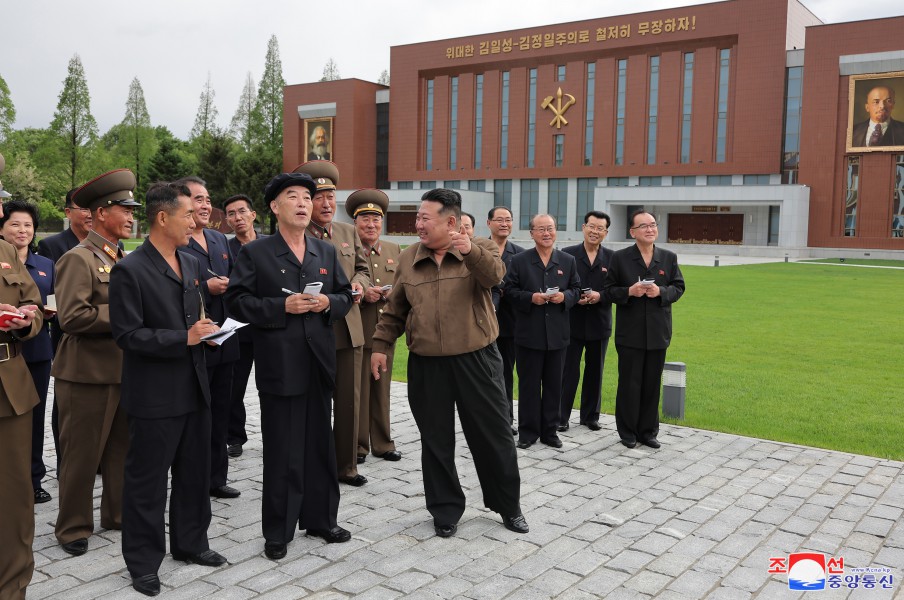 경애하는 김정은동지께서 완공된 조선로동당 중앙간부학교를 현지지도하시였다