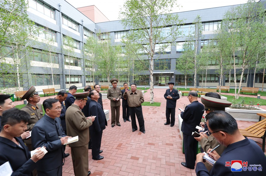 경애하는 김정은동지께서 완공된 조선로동당 중앙간부학교를 현지지도하시였다