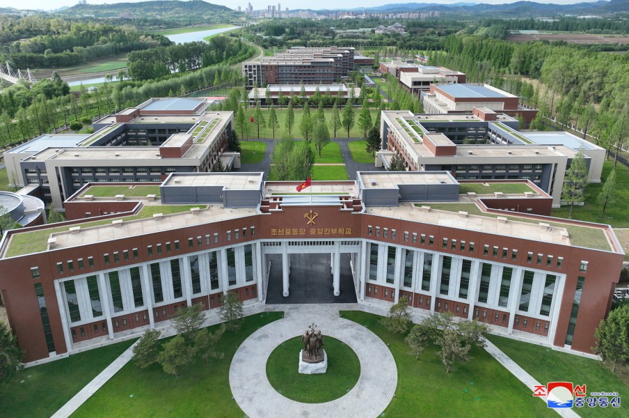 경애하는 김정은동지께서 완공된 조선로동당 중앙간부학교를 현지지도하시였다