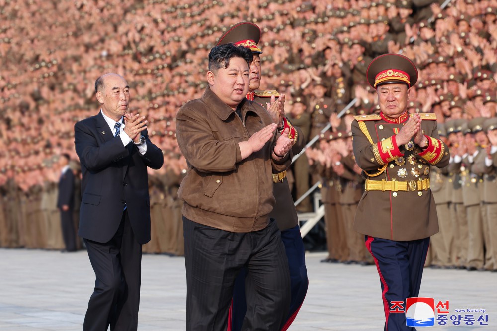 金正恩総書記が朝鮮労働党中央幹部学校の建設と盛大な竣工行事を成功裏に保障した軍人建設者と設計士、芸能人と共に記念写真