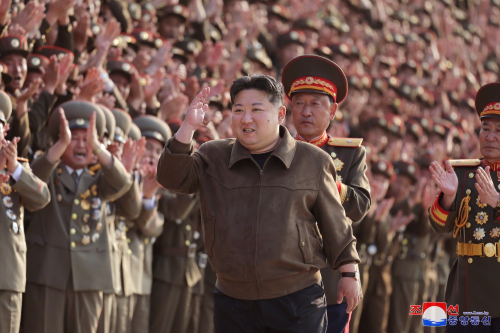 金正恩総書記が朝鮮労働党中央幹部学校の建設と盛大な竣工行事を成功裏に保障した軍人建設者と設計士、芸能人と共に記念写真