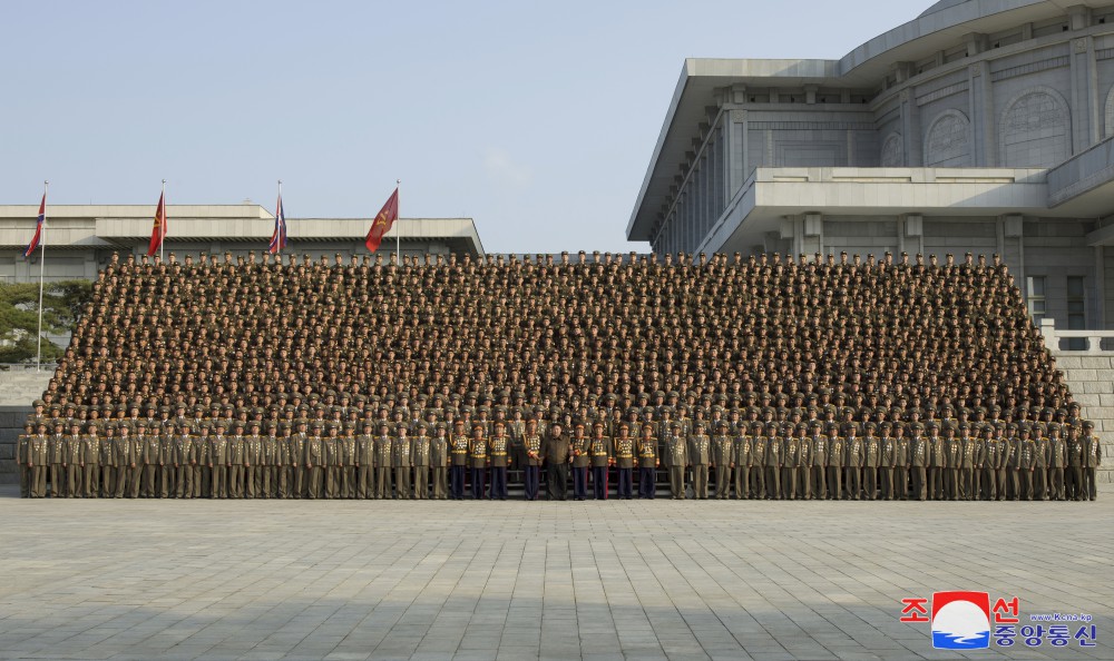 金正恩総書記が朝鮮労働党中央幹部学校の建設と盛大な竣工行事を成功裏に保障した軍人建設者と設計士、芸能人と共に記念写真