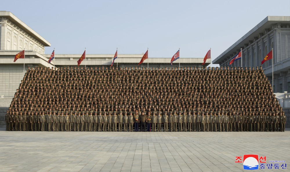 金正恩総書記が朝鮮労働党中央幹部学校の建設と盛大な竣工行事を成功裏に保障した軍人建設者と設計士、芸能人と共に記念写真