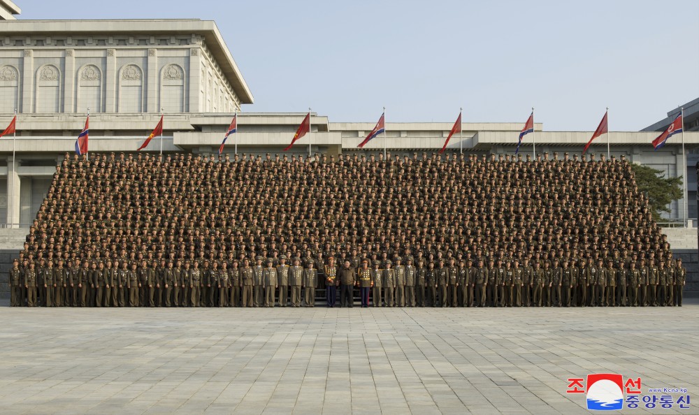 金正恩総書記が朝鮮労働党中央幹部学校の建設と盛大な竣工行事を成功裏に保障した軍人建設者と設計士、芸能人と共に記念写真