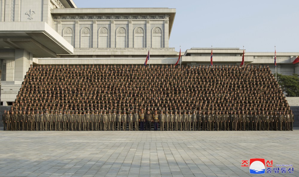金正恩総書記が朝鮮労働党中央幹部学校の建設と盛大な竣工行事を成功裏に保障した軍人建設者と設計士、芸能人と共に記念写真