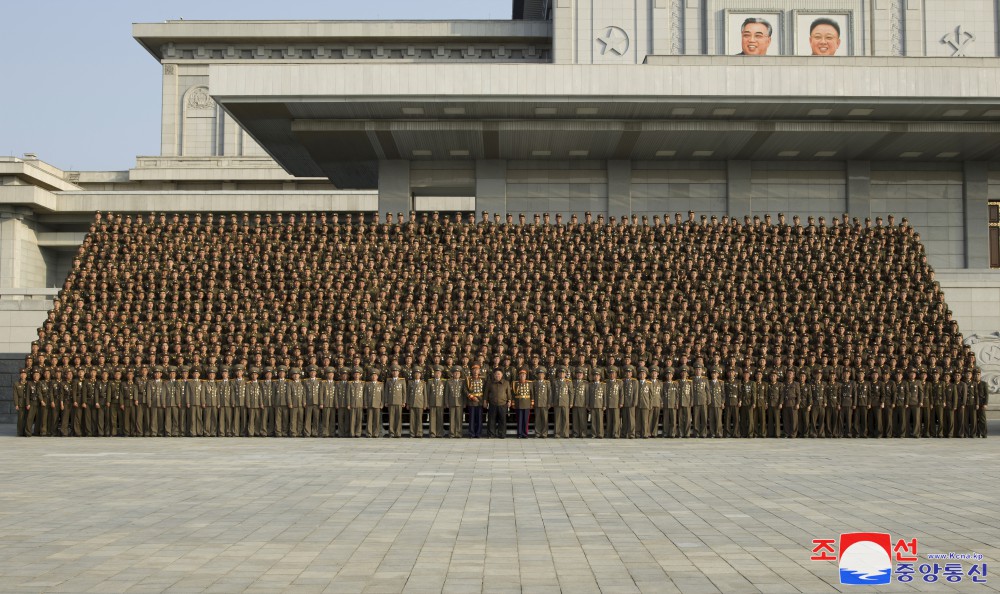 金正恩総書記が朝鮮労働党中央幹部学校の建設と盛大な竣工行事を成功裏に保障した軍人建設者と設計士、芸能人と共に記念写真
