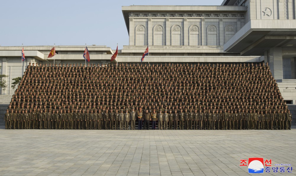 金正恩総書記が朝鮮労働党中央幹部学校の建設と盛大な竣工行事を成功裏に保障した軍人建設者と設計士、芸能人と共に記念写真