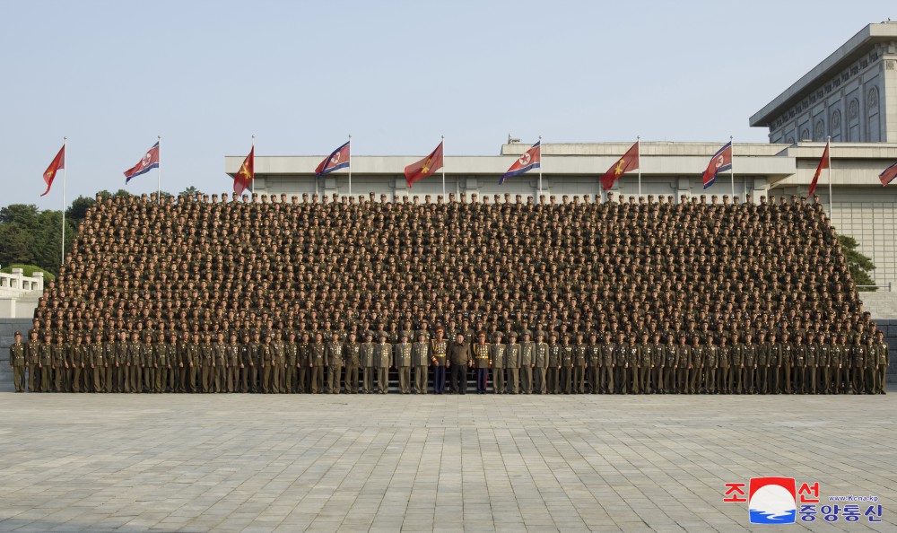 金正恩総書記が朝鮮労働党中央幹部学校の建設と盛大な竣工行事を成功裏に保障した軍人建設者と設計士、芸能人と共に記念写真