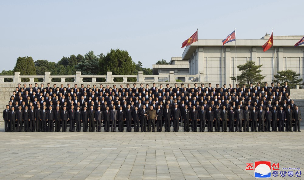 金正恩総書記が朝鮮労働党中央幹部学校の建設と盛大な竣工行事を成功裏に保障した軍人建設者と設計士、芸能人と共に記念写真