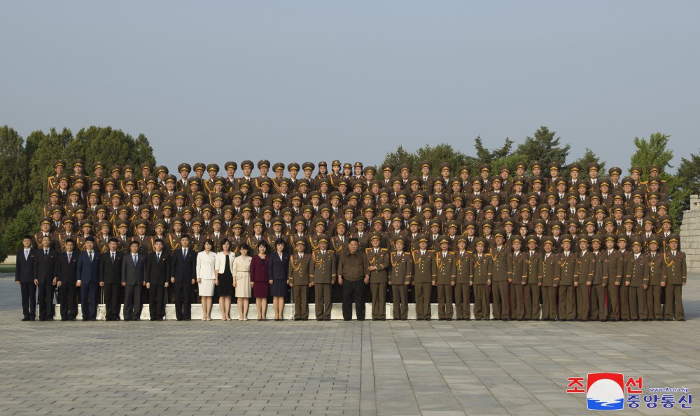 金正恩総書記が朝鮮労働党中央幹部学校の建設と盛大な竣工行事を成功裏に保障した軍人建設者と設計士、芸能人と共に記念写真