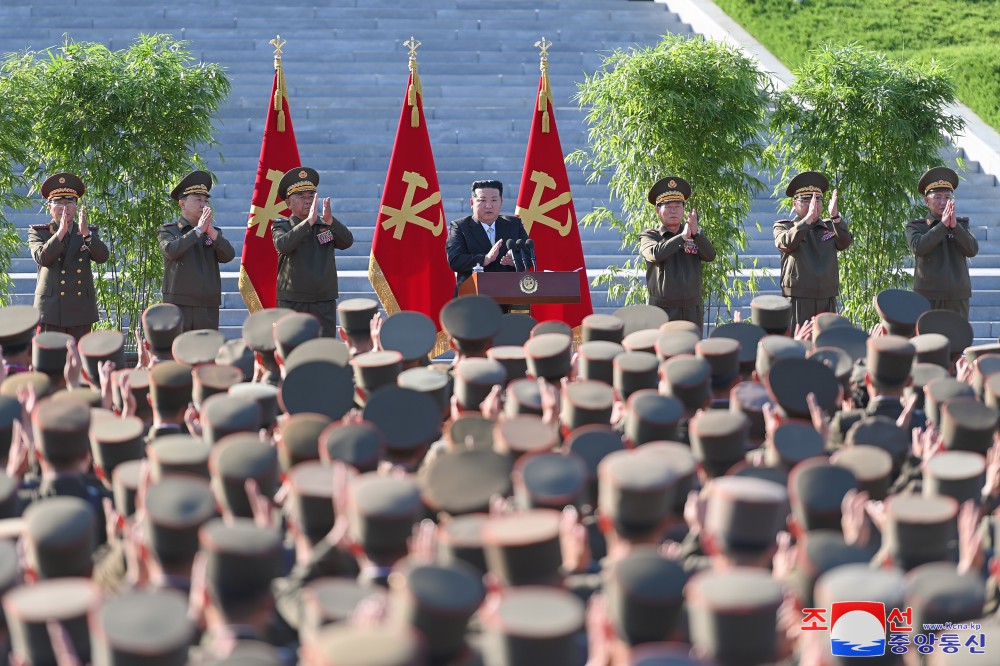 경애하는 김정은동지께서 창립 60돐을 맞는 조선민주주의인민공화국 국방과학원을 축하방문하시였다