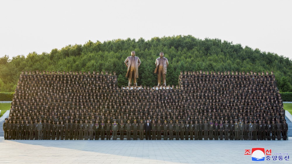 경애하는 김정은동지께서 창립 60돐을 맞는 조선민주주의인민공화국 국방과학원을 축하방문하시였다