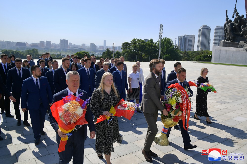 俄罗斯青年友好代表团向伟大领袖金日成同志和伟大领导者金正日同志铜像敬献花篮