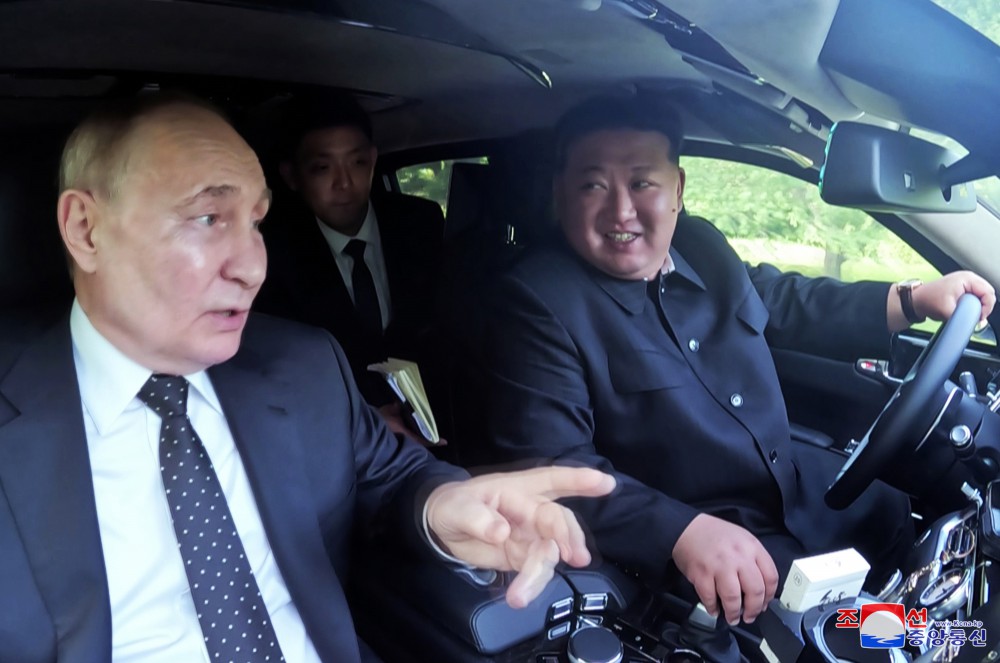 ﻿Уважаемый товарищ Ким Чен Ын провел время вместе с товарищем Путиным в садовом районе Резиденции для почетных гостей «Кымсусан» и укрепил дружеские отношения с ним