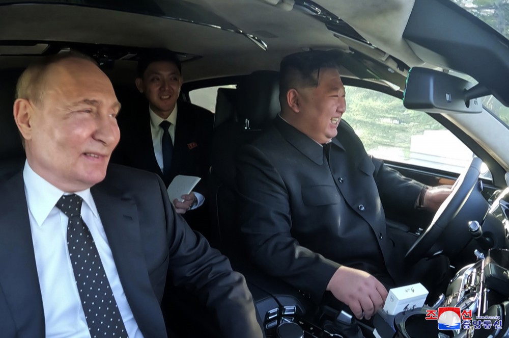 ﻿Уважаемый товарищ Ким Чен Ын провел время вместе с товарищем Путиным в садовом районе Резиденции для почетных гостей «Кымсусан» и укрепил дружеские отношения с ним