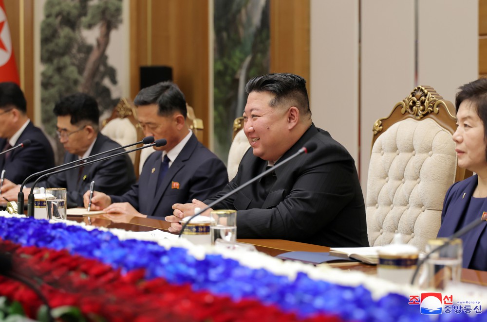 경애하는 김정은동지께서 로씨야련방 대통령 울라지미르 울라지미로비치 뿌찐동지와 회담하시였다