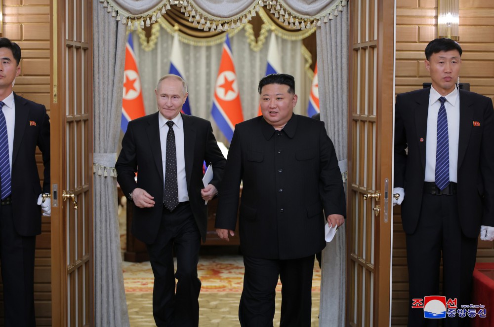 경애하는 김정은동지께서 로씨야련방 대통령 울라지미르 울라지미로비치 뿌찐동지와 회담하시였다