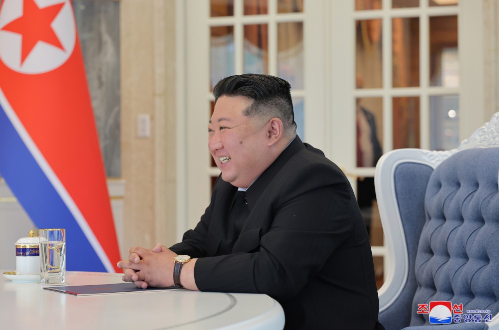 경애하는 김정은동지께서 로씨야련방 대통령 울라지미르 울라지미로비치 뿌찐동지와 회담하시였다
