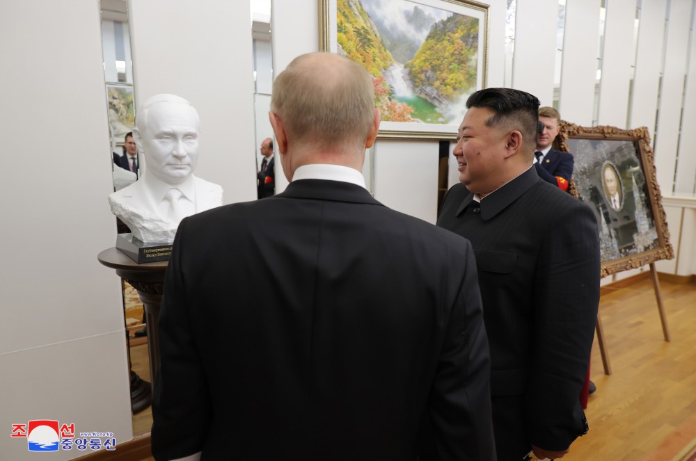 경애하는 김정은동지께서 로씨야련방 대통령 울라지미르 울라지미로비치 뿌찐동지와 회담하시였다