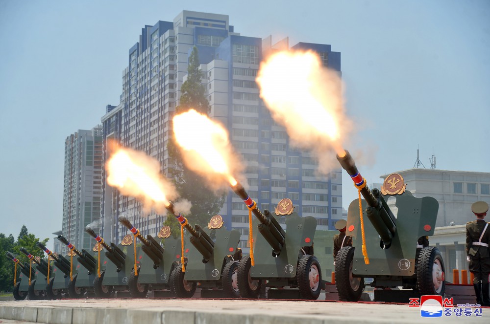 조로인민의 친선과 단결,진정한 전우관계를 증시한 력사적화폭