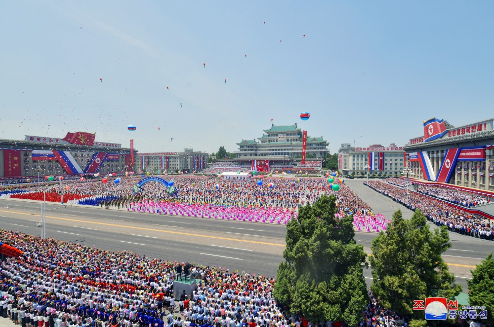 조로인민의 친선과 단결,진정한 전우관계를 증시한 력사적화폭