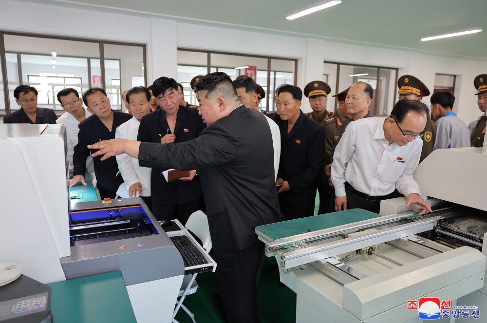경애하는 김정은동지께서 당중앙지도기관 성원들과 함께 중요공장,기업소들을 돌아보시였다