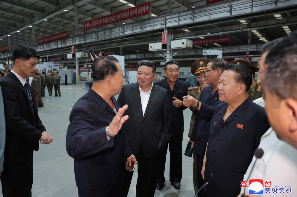 경애하는 김정은동지께서 당중앙지도기관 성원들과 함께 중요공장,기업소들을 돌아보시였다